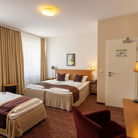 Hotel Comfort Tom Kyle Kiel